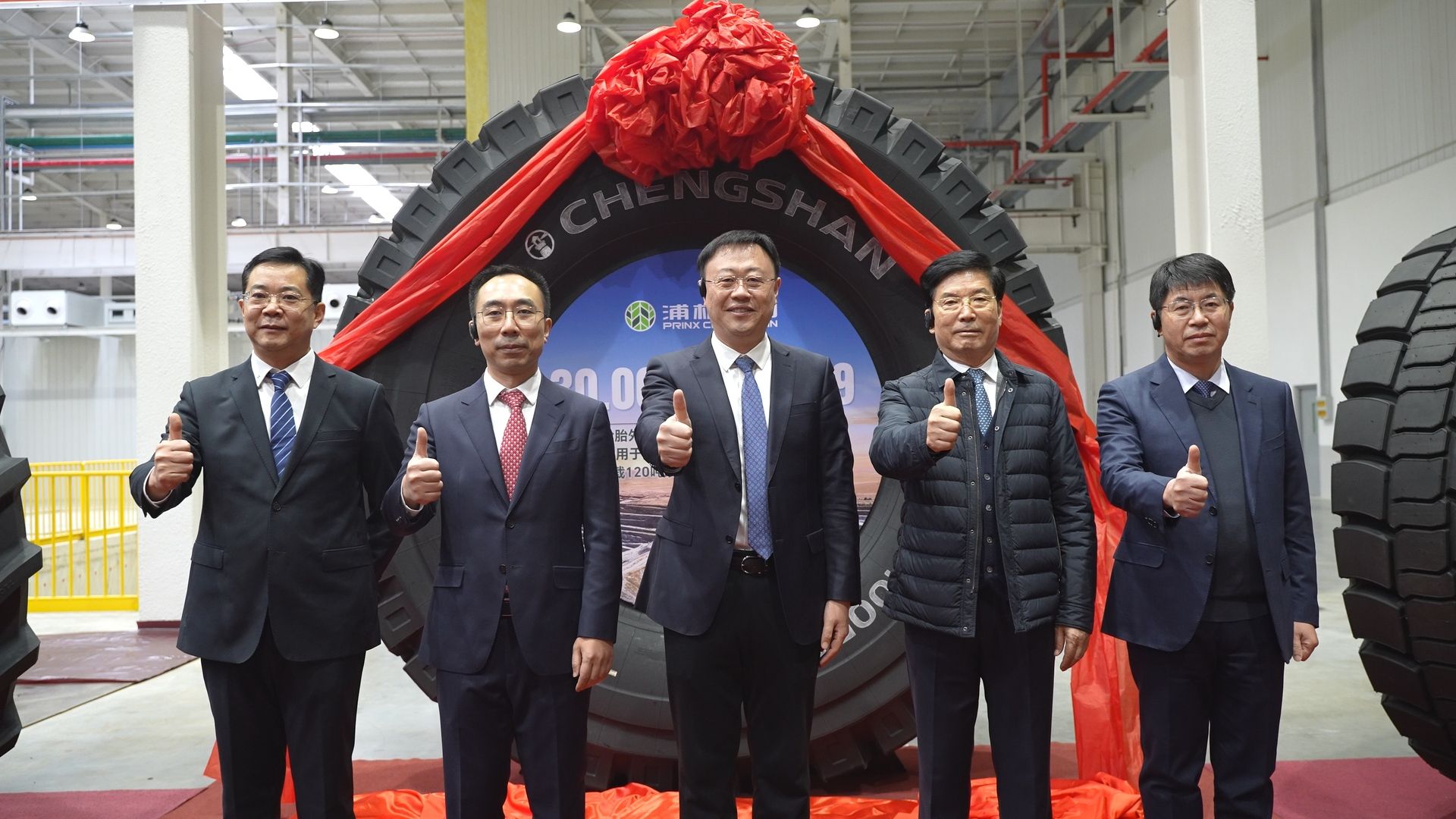 永信贵宾会首条非公路巨胎30.00R51成功下线